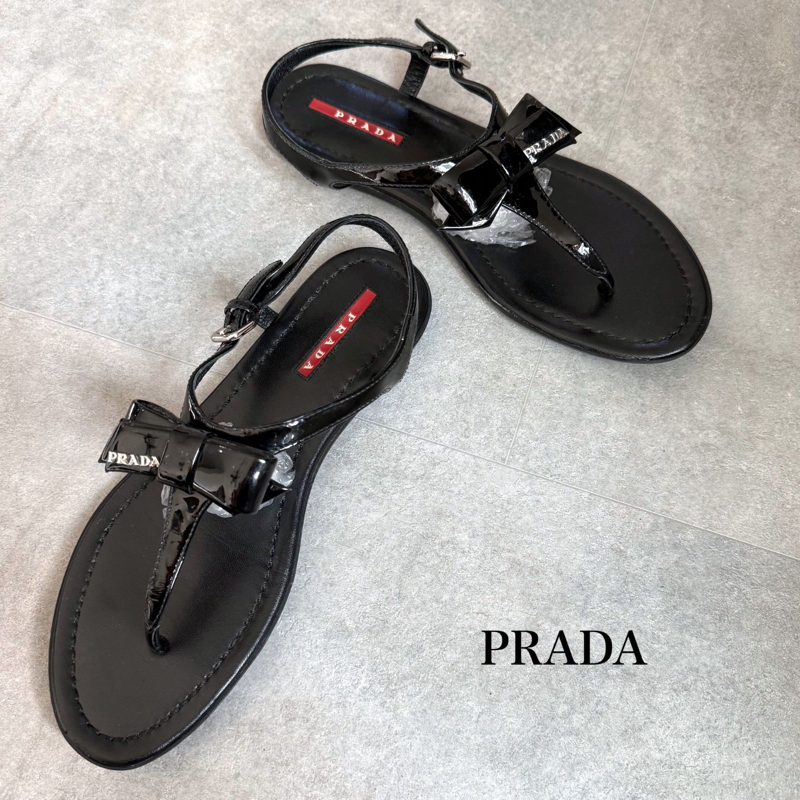 美品 PRADAブラックサンダル ストラップ付き 24cm 即購入可 美品 PRADA プラダ ロゴリボン パテントレザー ストラップサンダル