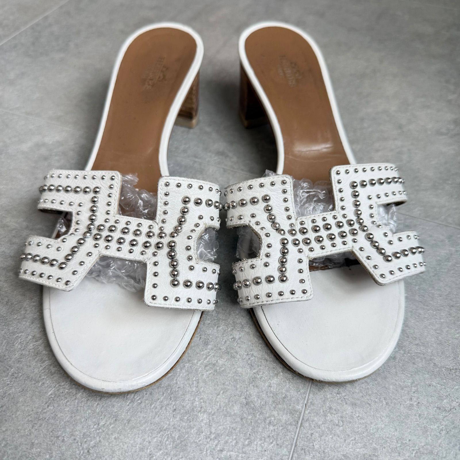希少 HERMES エルメス オアジス スタッズサンダル レザー 白 ホワイト