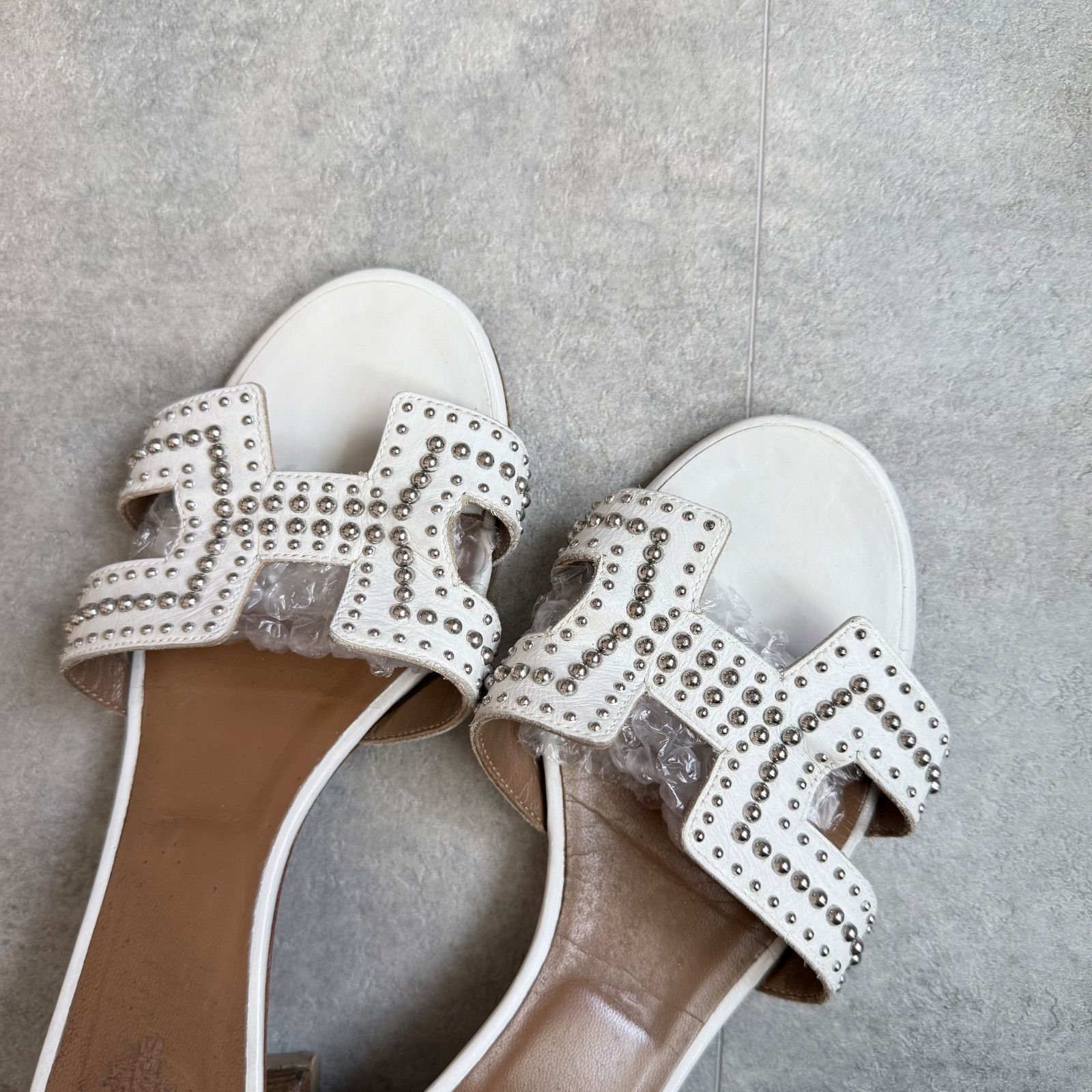 希少 HERMES エルメス オアジス スタッズサンダル レザー 白 ホワイト