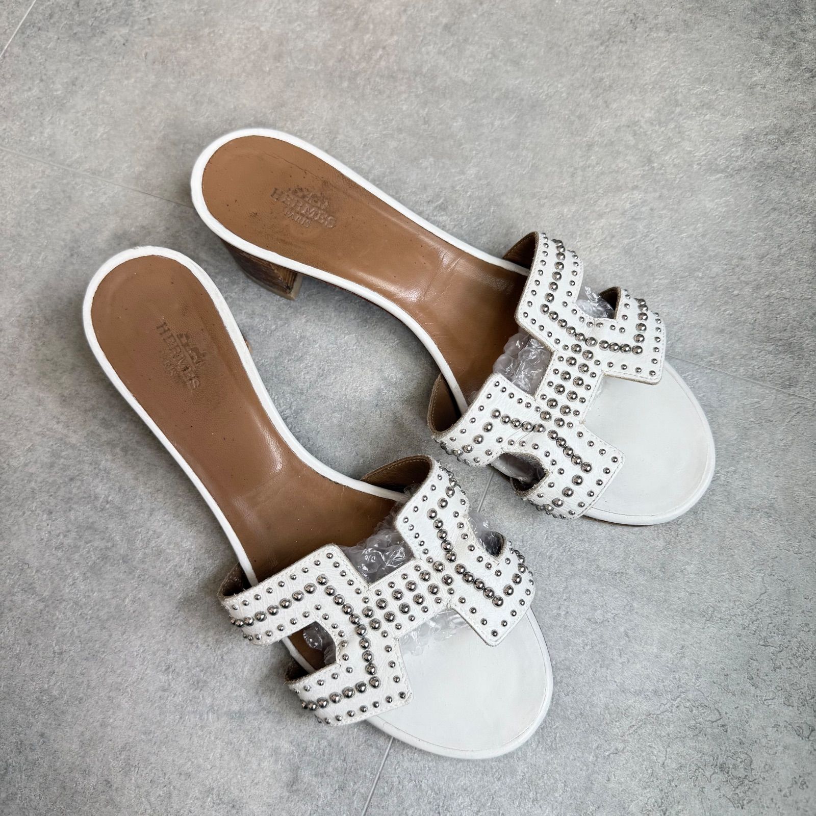 希少 HERMES エルメス オアジス スタッズサンダル レザー 白 ホワイト