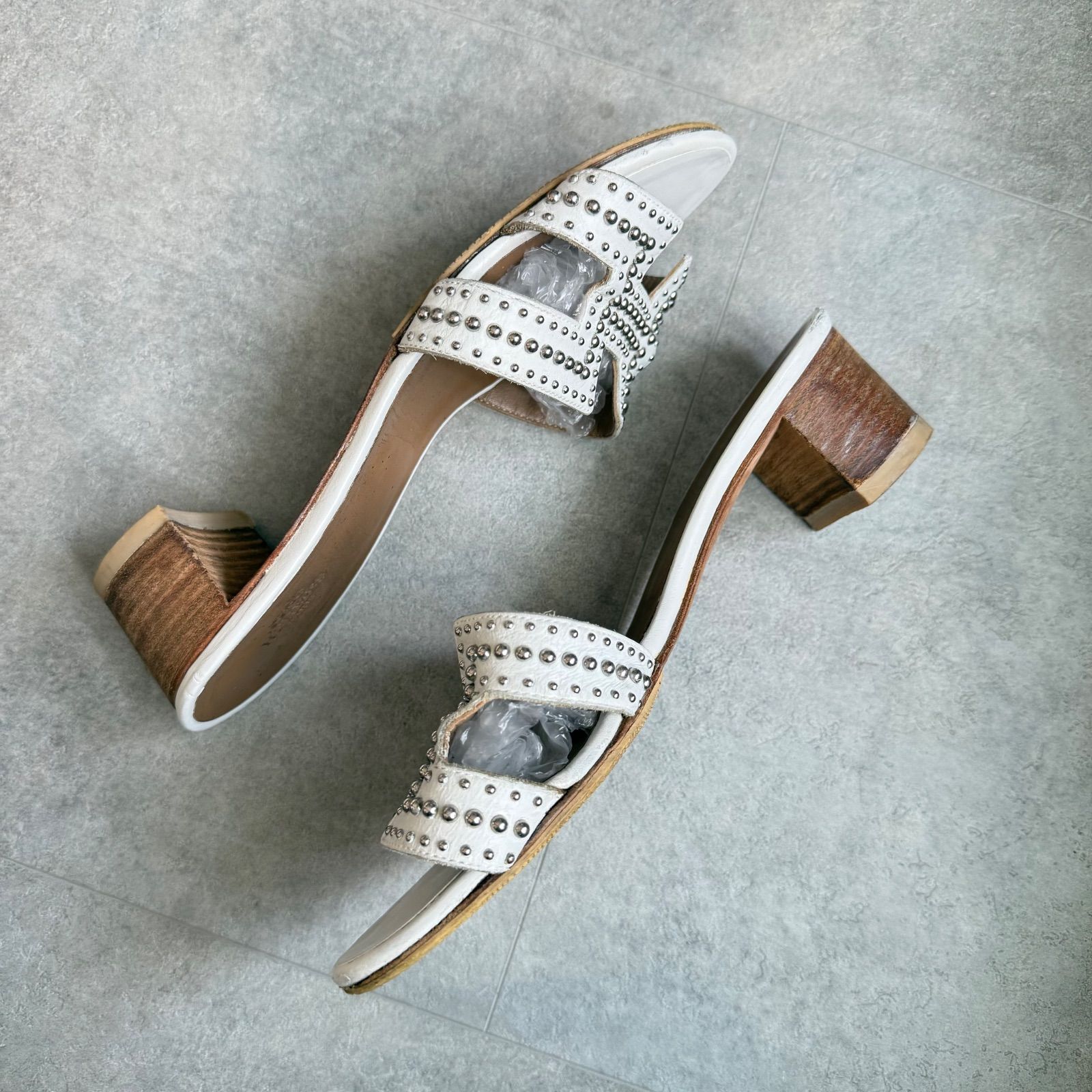 希少 HERMES エルメス オアジス スタッズサンダル レザー 白 ホワイト