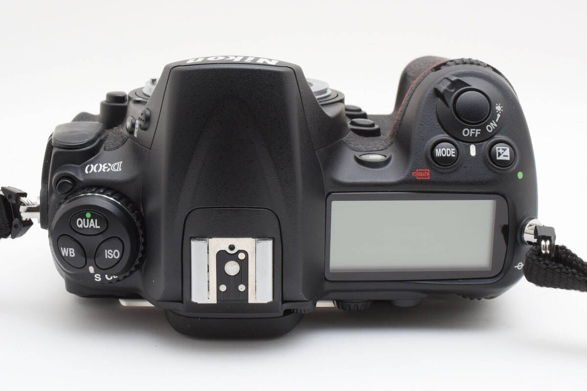 ☆ショット回数6,582回☆Nikon ニコン D300 ボディ ☆説明書付き