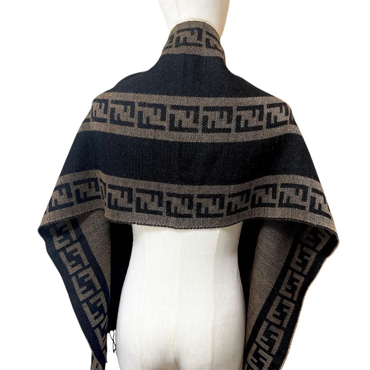 新品同様□ FENDI フェンディ ズッカ柄 ウール100％ マフラー