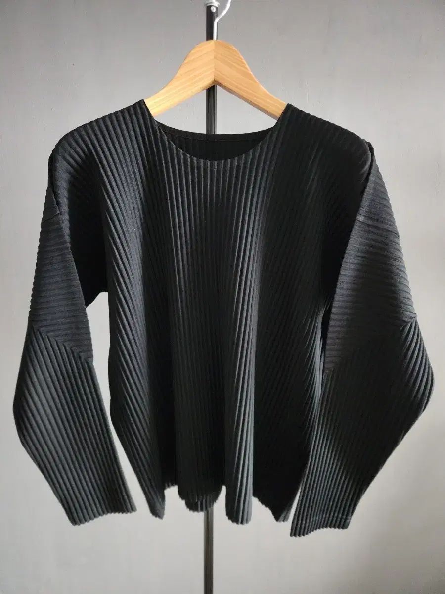 美品★ISSEY MIYAKE イッセイミヤケ 長袖カットソー プリーツ 黒 M イッセイミヤケ ブラック プリーツ 長袖 Tシャツ - メルカリ