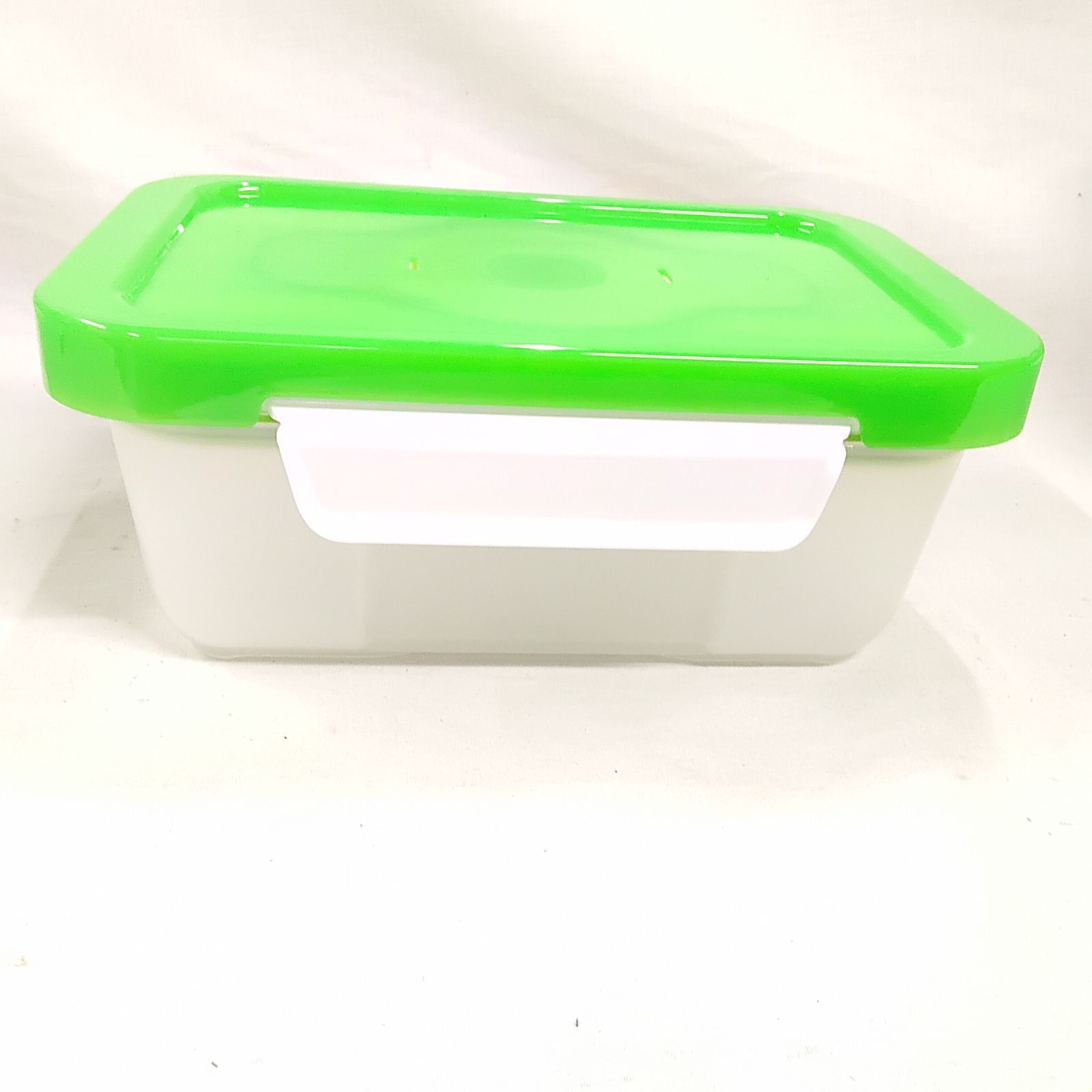 未使用品　タッパーウェア　食品保存容器 4個セット＋使用済み１個 未使用・フォーサ1個 ・タッパー 小4個 ・大1個・取説1冊・使い方