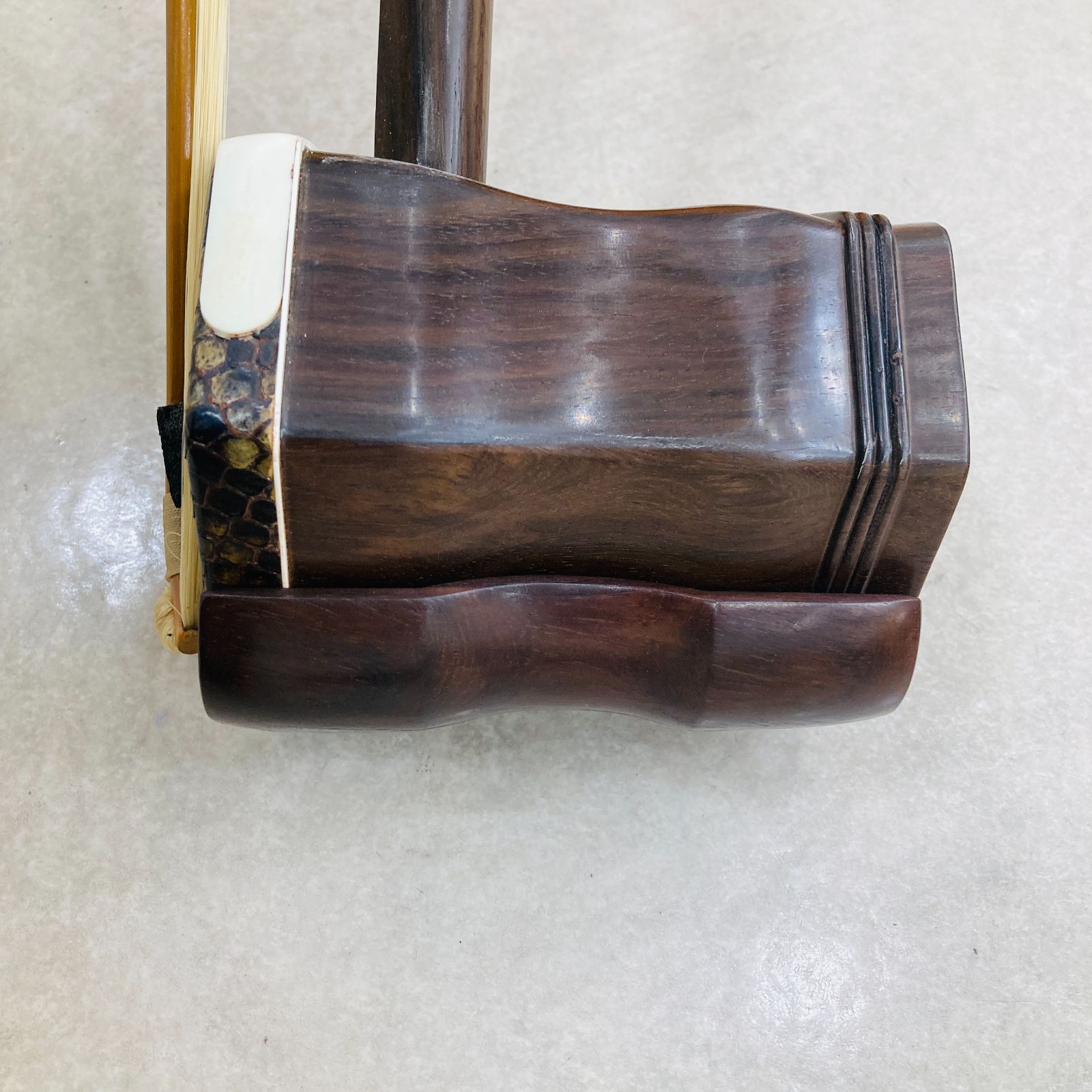 A【二胡】紅木 ケース•登録証付き 二胡收藏证 - メルカリ