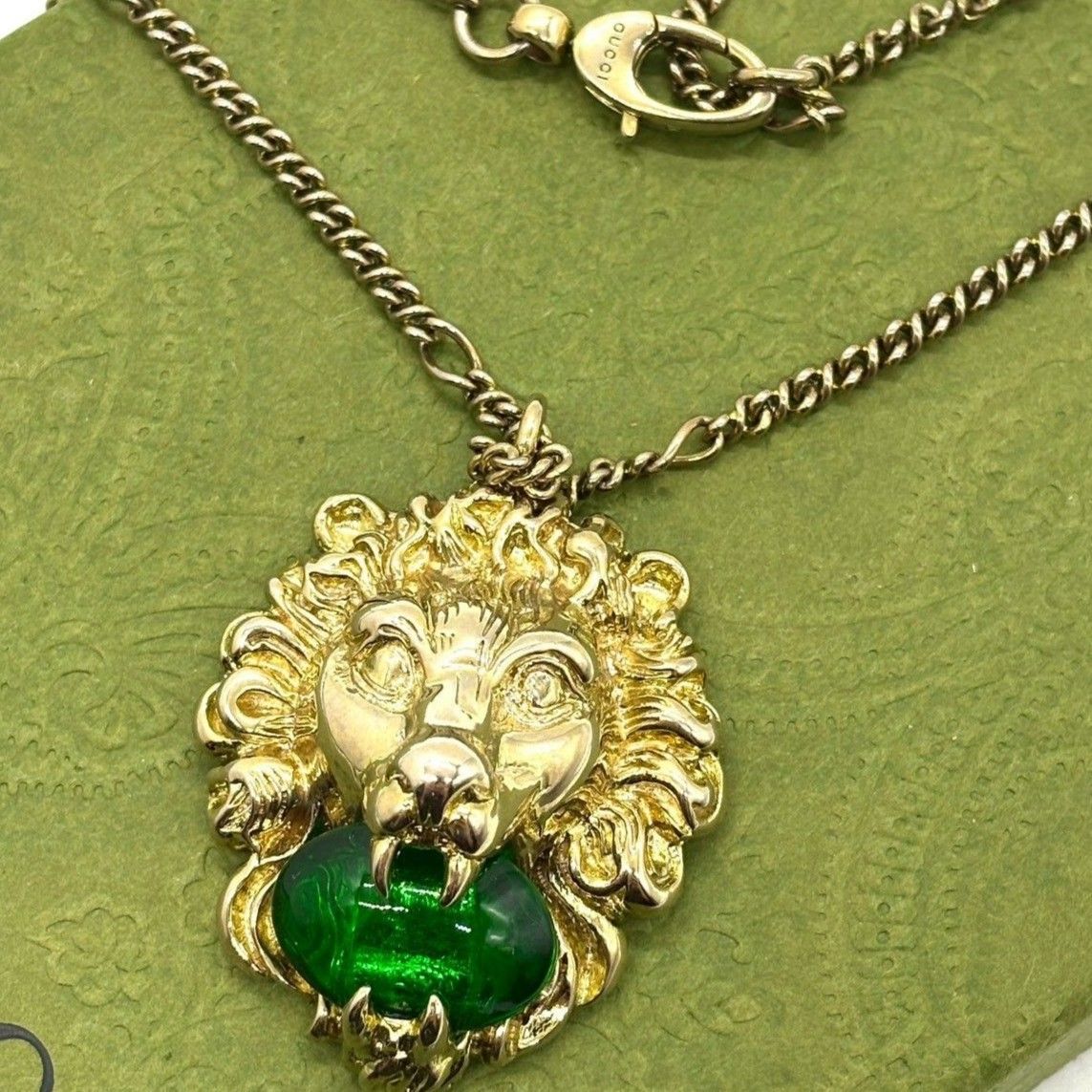 象徴を纏うという選択】 GUCCI ライオンヘッド ストーン ペンダント