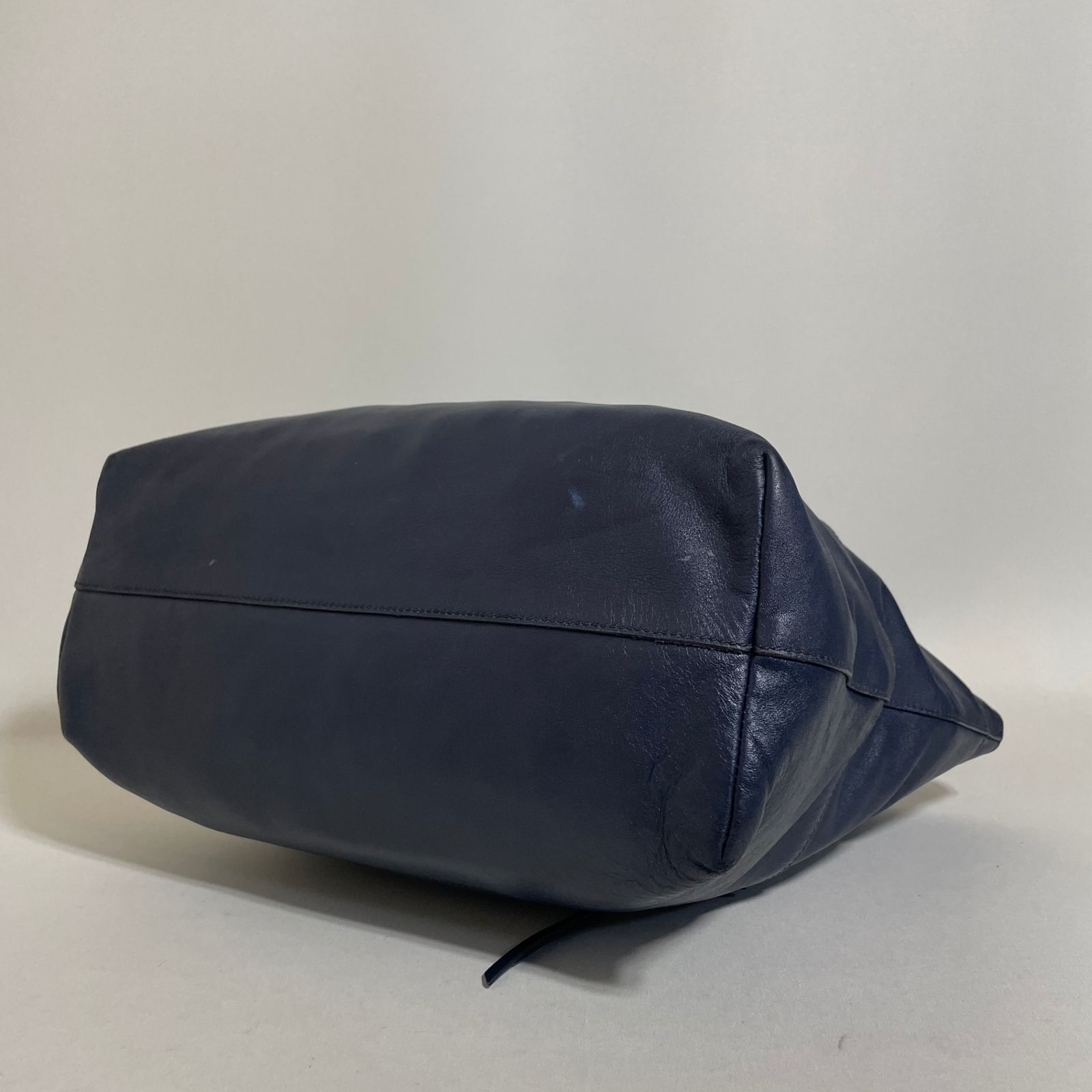 2512-45｜ミュウミュウ トートバッグ レザー ネイビー - メルカリ