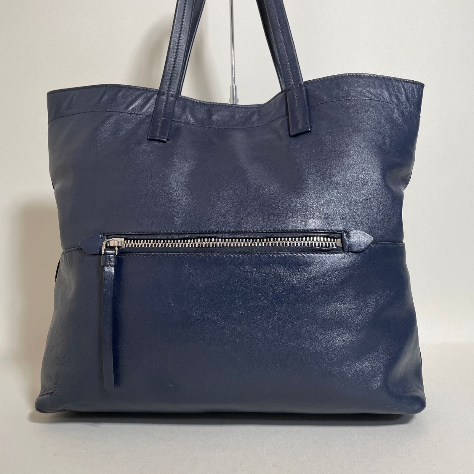 2512-45｜ミュウミュウ トートバッグ レザー ネイビー - メルカリ