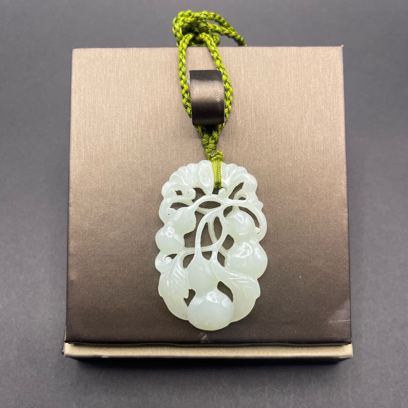 手彫り骨董品 翡翠軟玉 ネフライト 和田玉 千成瓢箪（ひょうたん）子孫