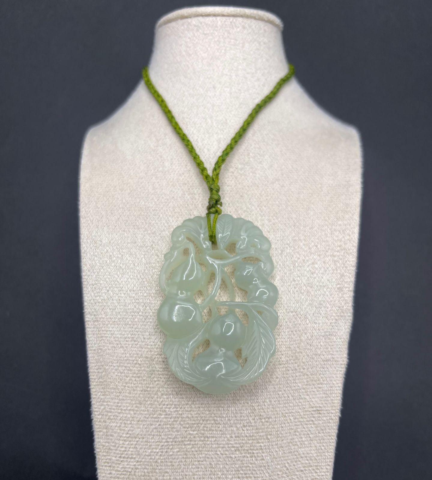 手彫り骨董品 翡翠軟玉 ネフライト 和田玉 千成瓢箪（ひょうたん）子孫