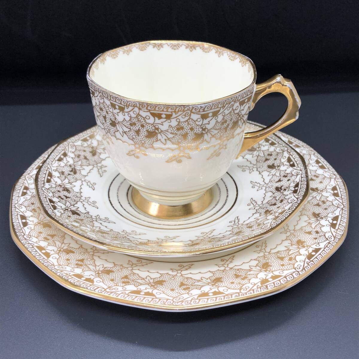 英国アンティーク 】 タスカン 金彩 レース キャビネットトリオ セット