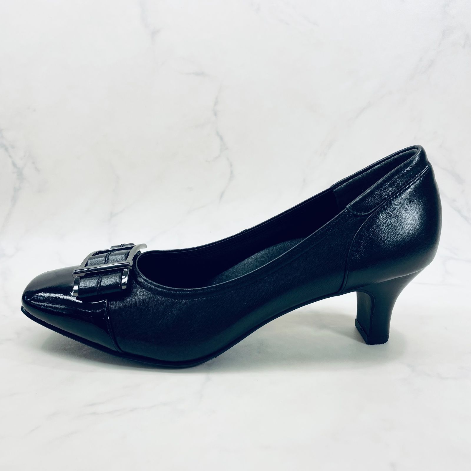 新品 訳あり】リズラフィーネ バックルモチーフコンビパンプス 23.5