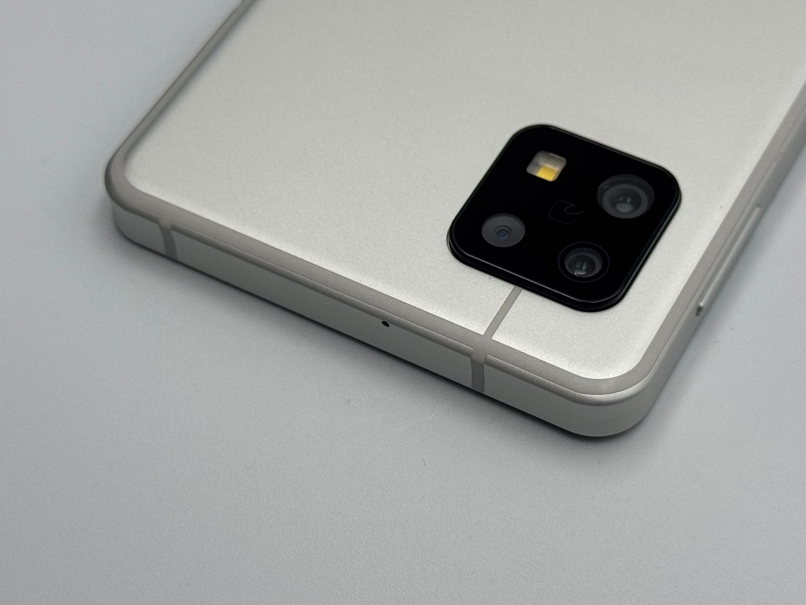 中古B】AQUOS sense6s SH-RM19s シルバー 楽天モバイル SIMフリー 白