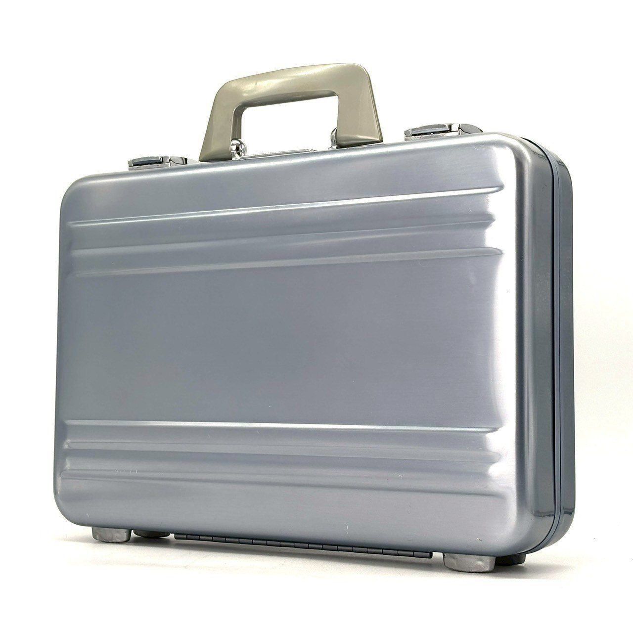 【美品】ゼロハリバートン アタッシュケース アルミ　クリアハンドル A4収納可 飾らない、機能美】 ZERO HALLIBURTON アタッシュケース ハンドル A4