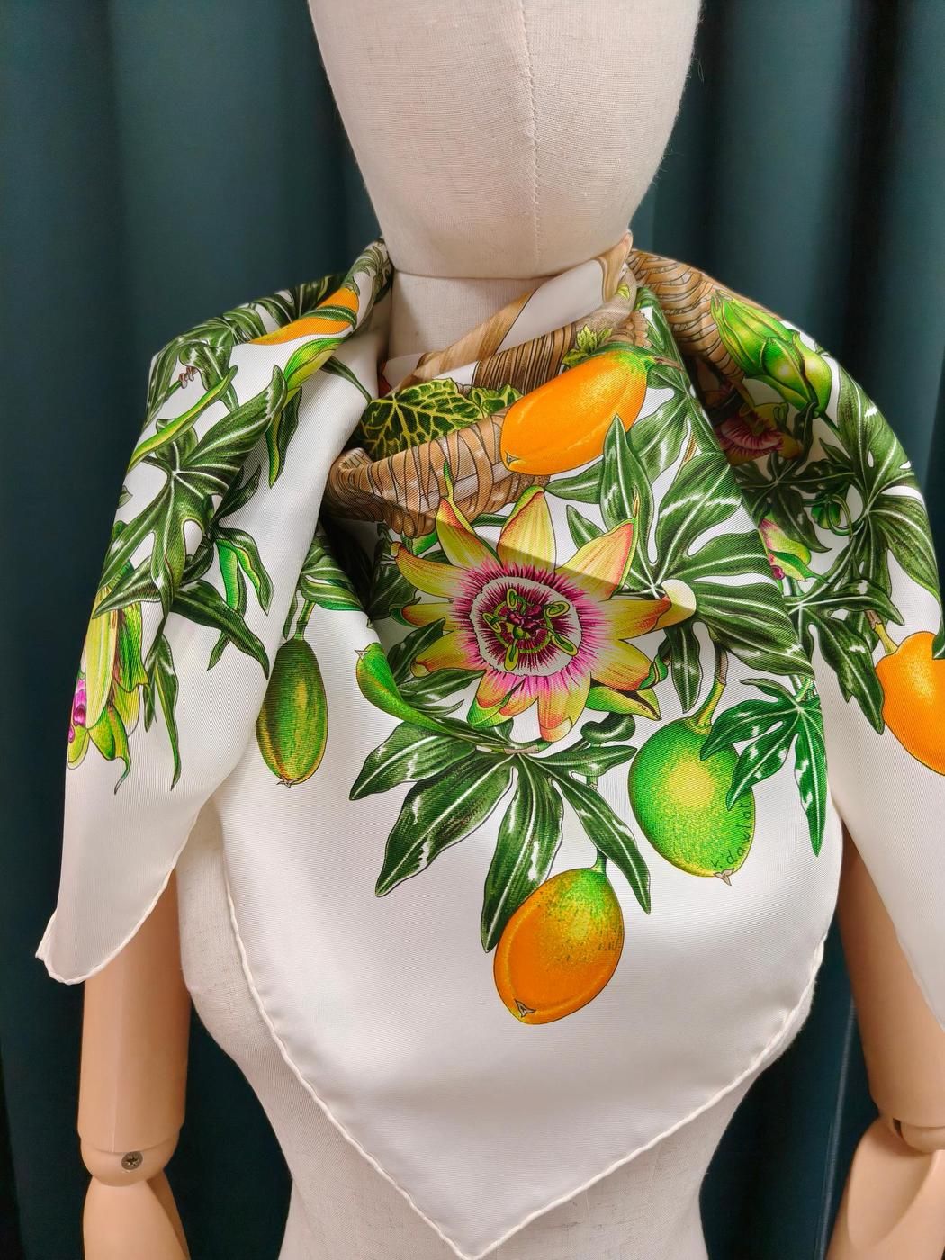 HERMES エルメス カレ90 PASSIFLORES シルク スカーフ ホワイト