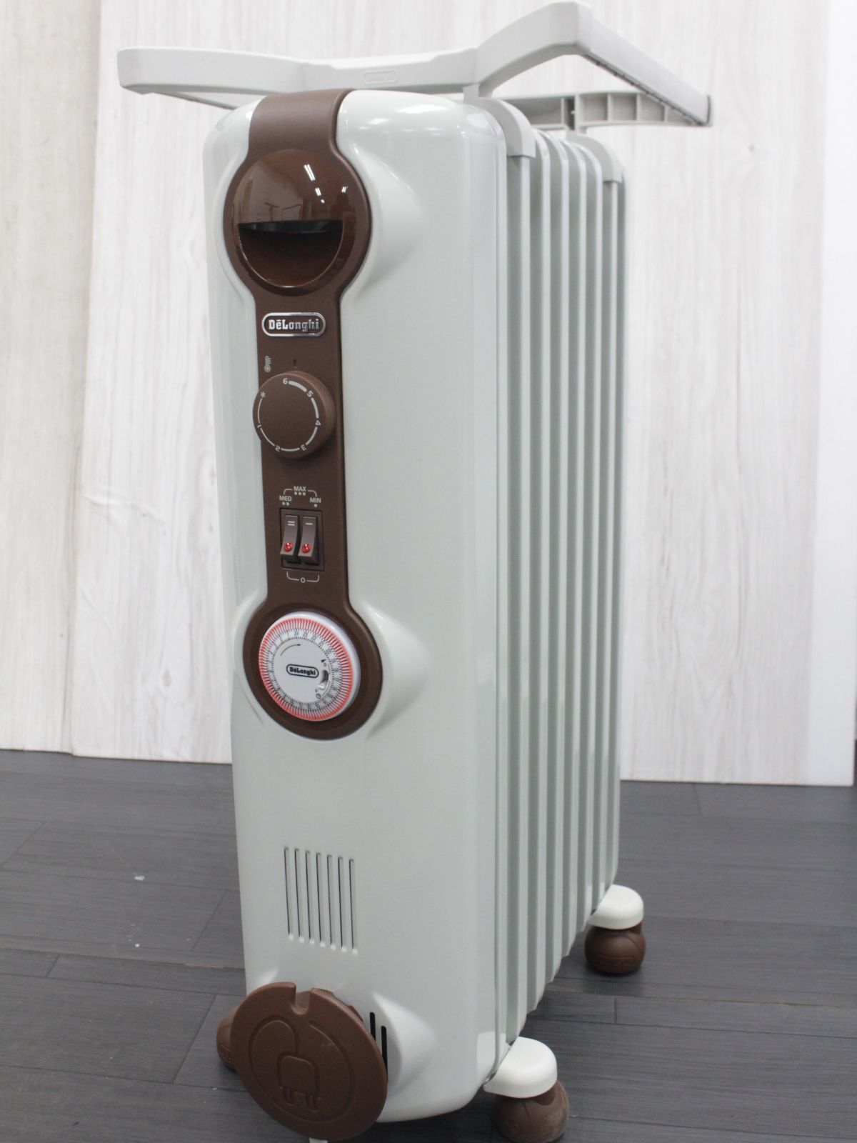 【ほぼ未使用】DeLonghi JR0812 BR オイルヒーター ハンガー付 行董】De'Longhi/デロンギ オイルヒーター JR0812-BR トップハンガー