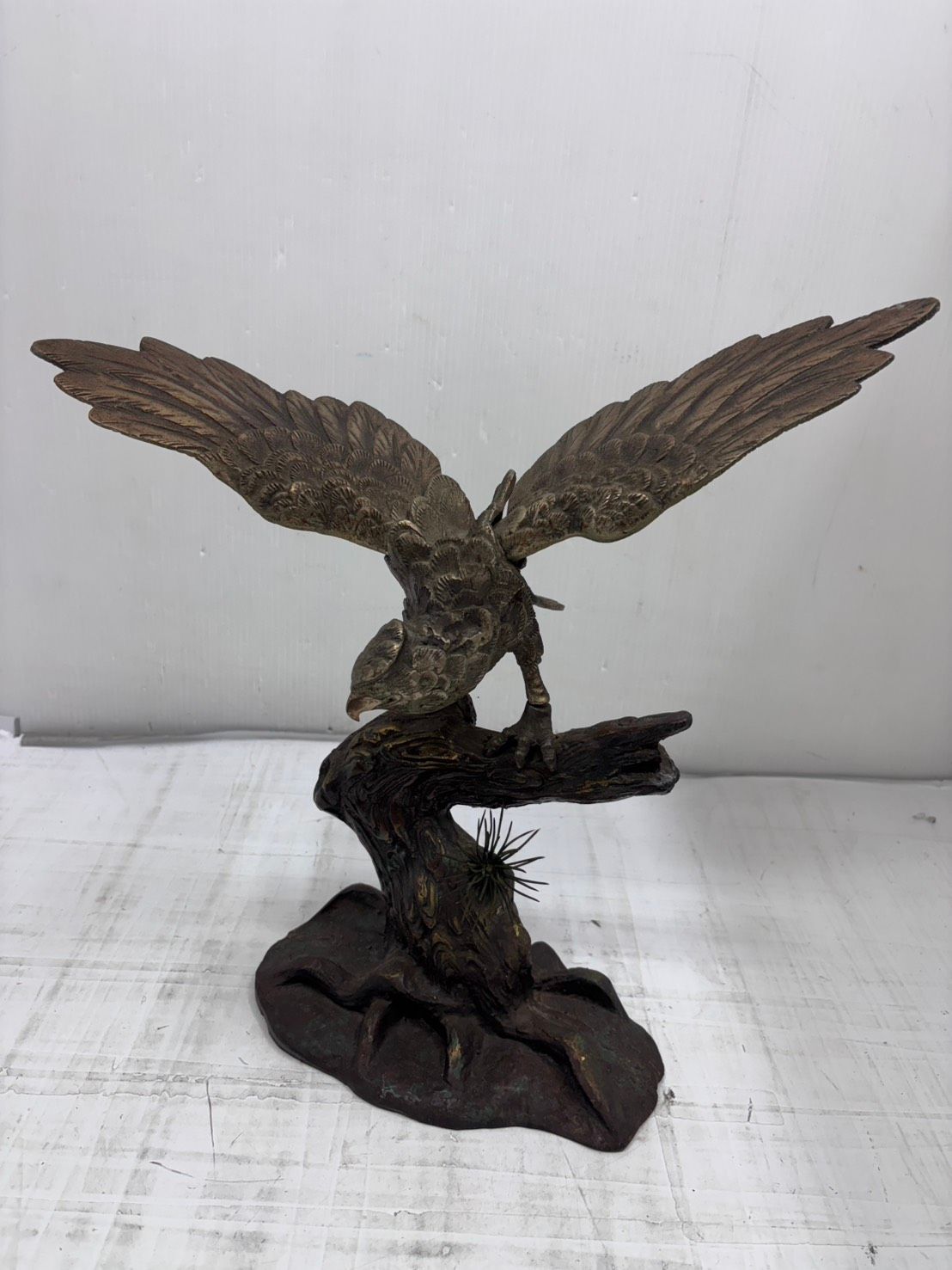 h11591 金属工芸 鷹の置物 鷹 オブジェ インテリア 置物 飾り - メルカリ