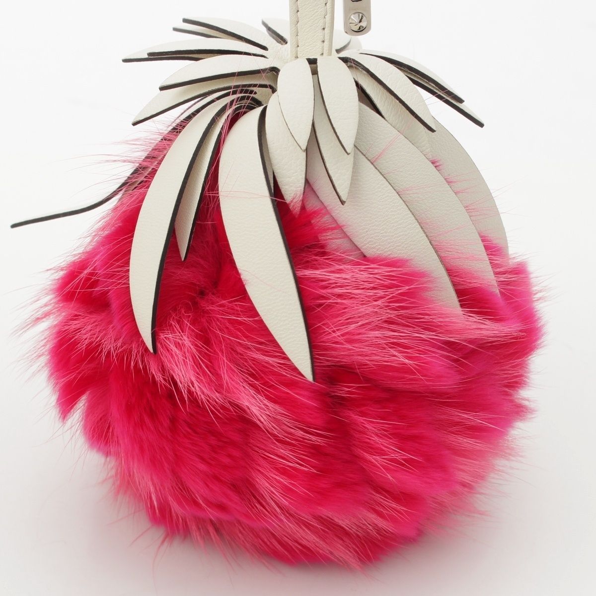 フェンディ ファー レザー フルーツチャーム ストロベリーモチーフ