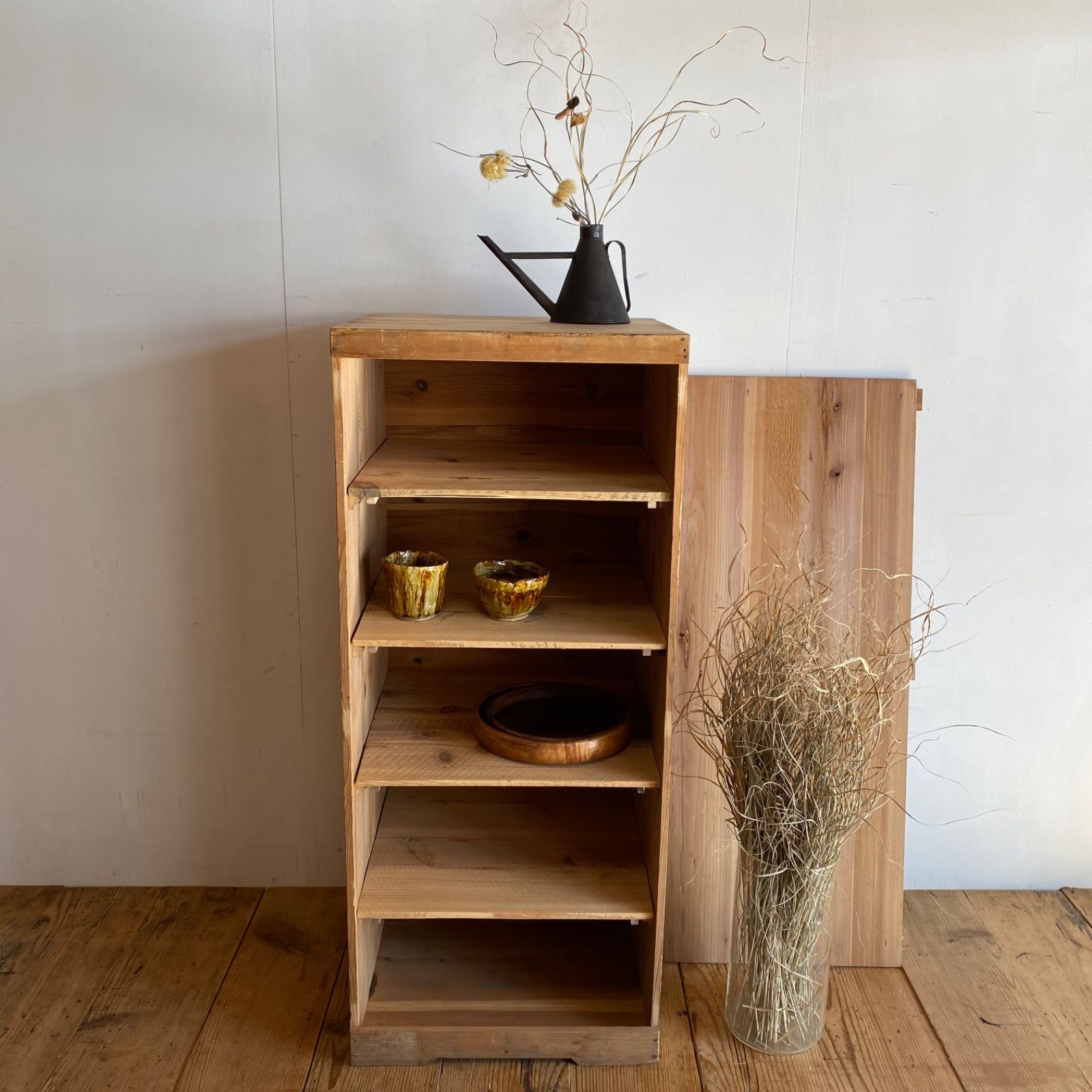 古く味のある木製の収納棚　食器棚　本棚　収納棚　古家具 アンティーク 古家具 木製 本棚 食器棚 収納棚 無塗装 シェルフ 無垢材