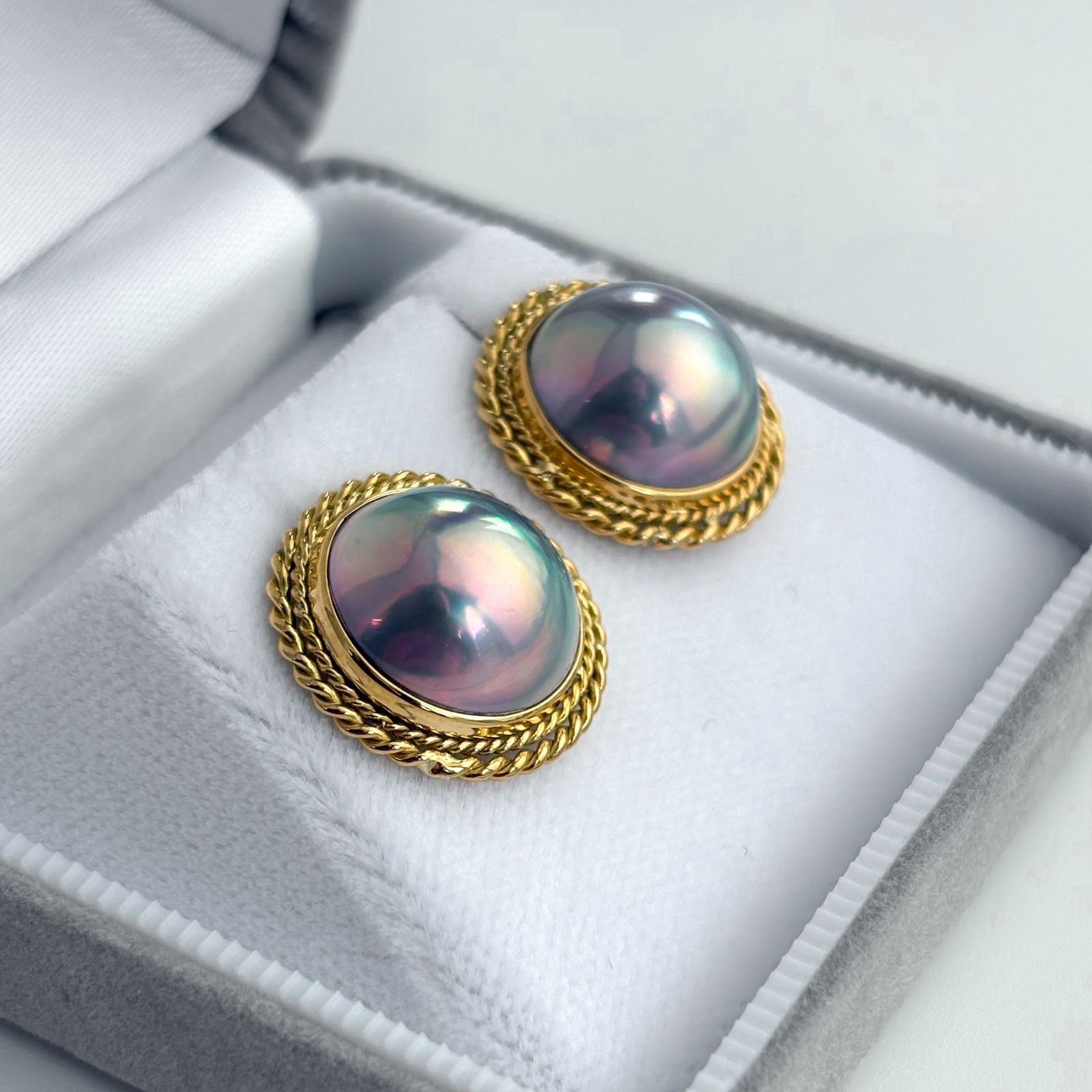 マベパール 奄美大島 K18ピアス ブルー/紫系 ラウンド 鮮やかな干渉色