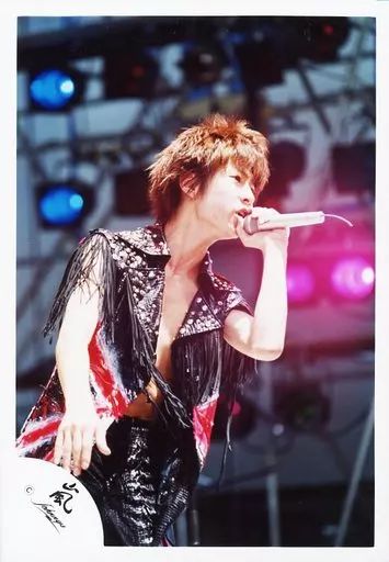 中古】生写真(ジャニーズ) 嵐/相葉雅紀/ライブフォト・膝上・衣装黒赤