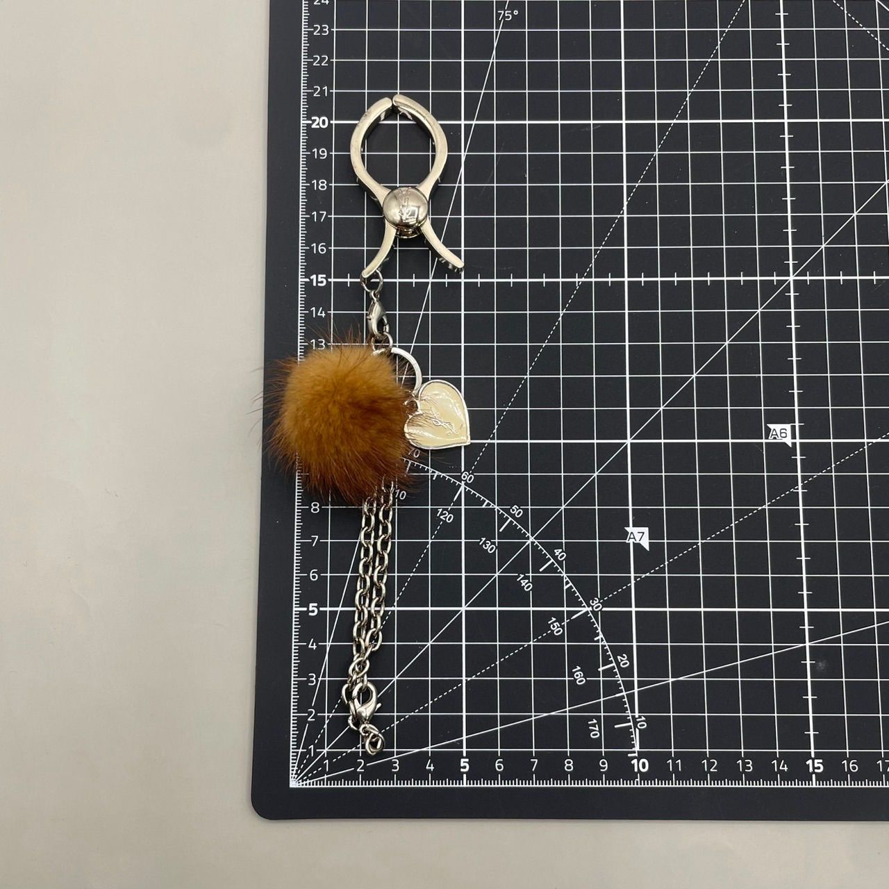 美品 Yves Saint Laurent イヴサンローラン グローブホルダー ファー