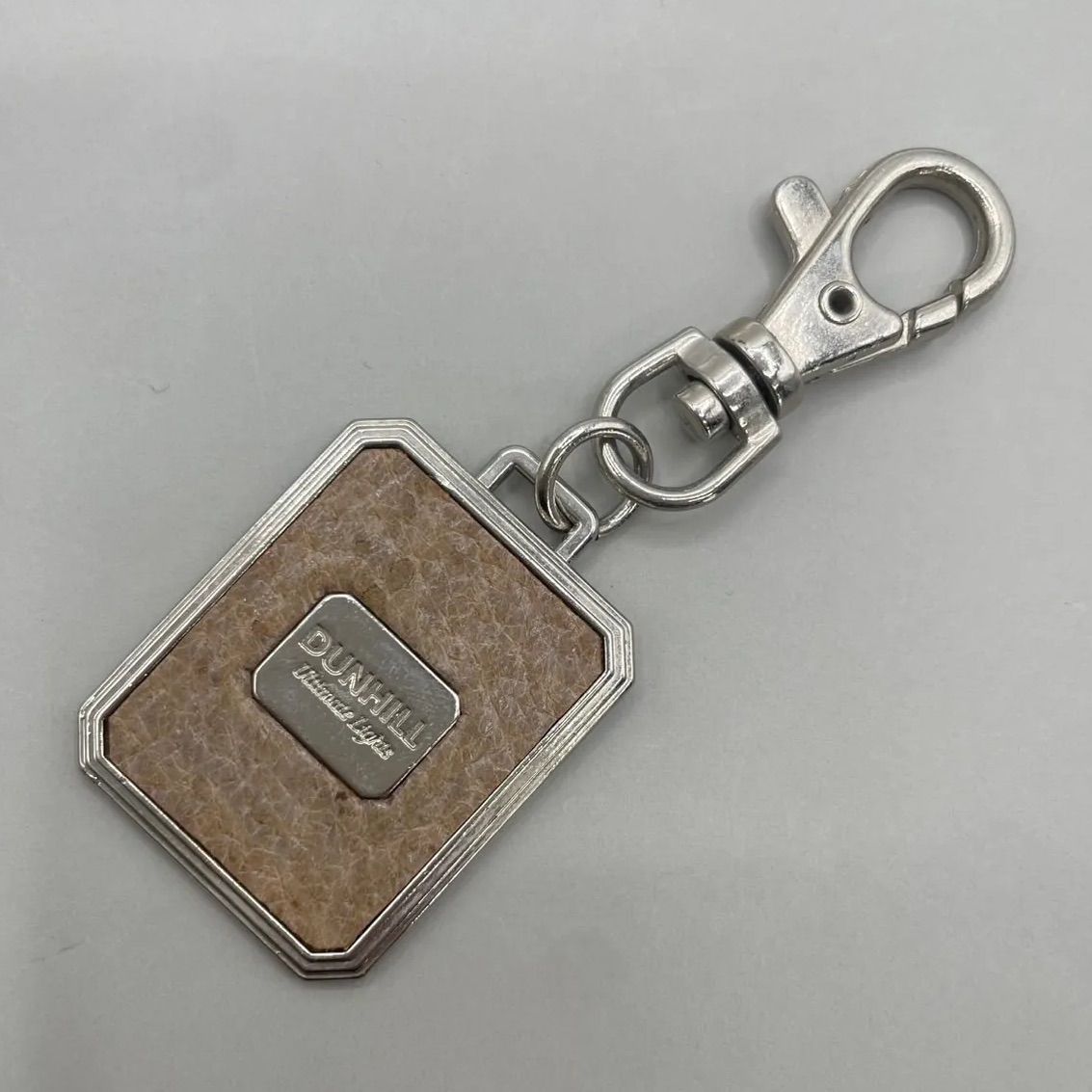 美品 Dunhill ダンヒル キーホルダー チャーム ロゴ型押し レザー