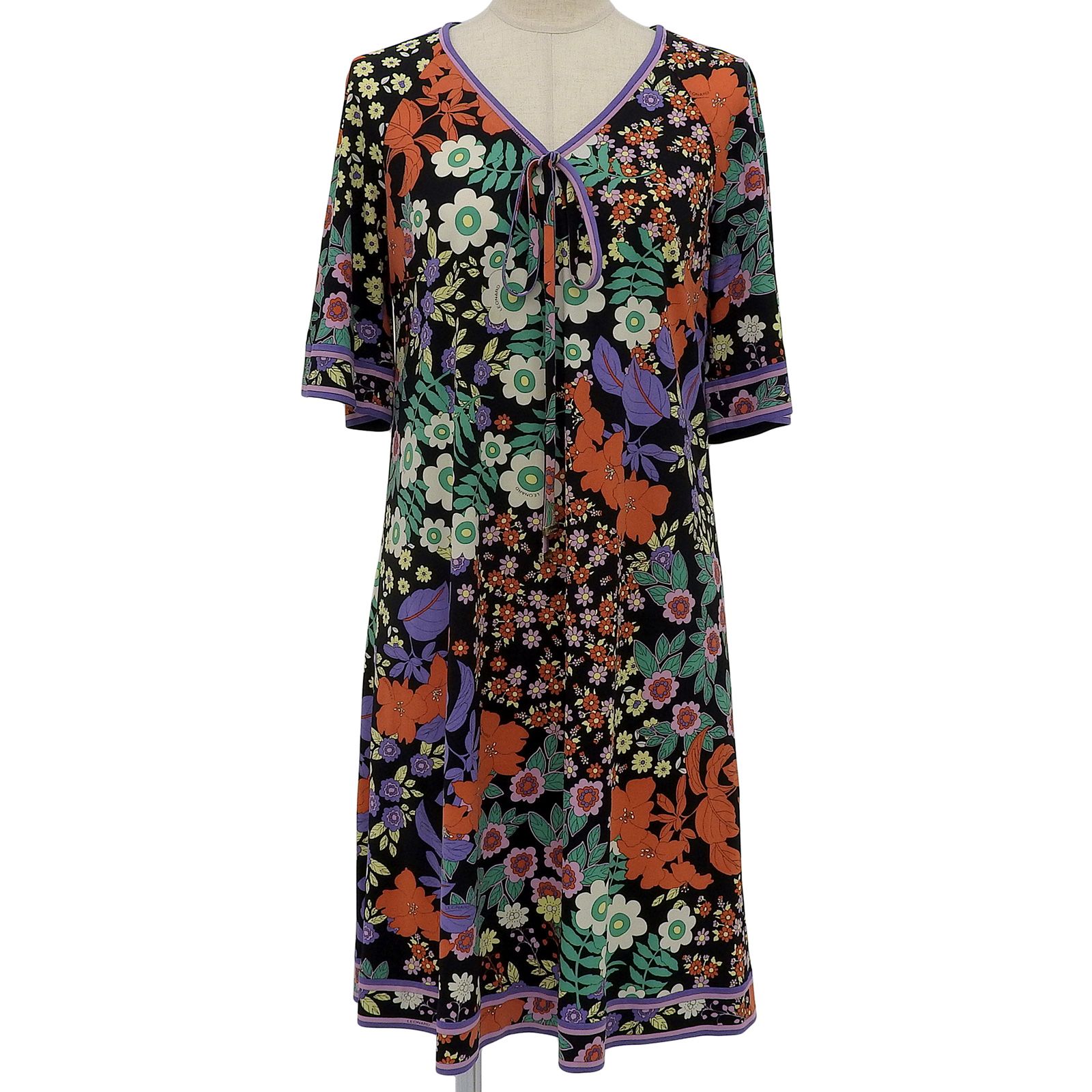 LEONARD レオナール ワンピース カンカン vネック アイボリー ボタン 美品△LEONARD レオナール 花柄プリント リボン付き Vネック ショート