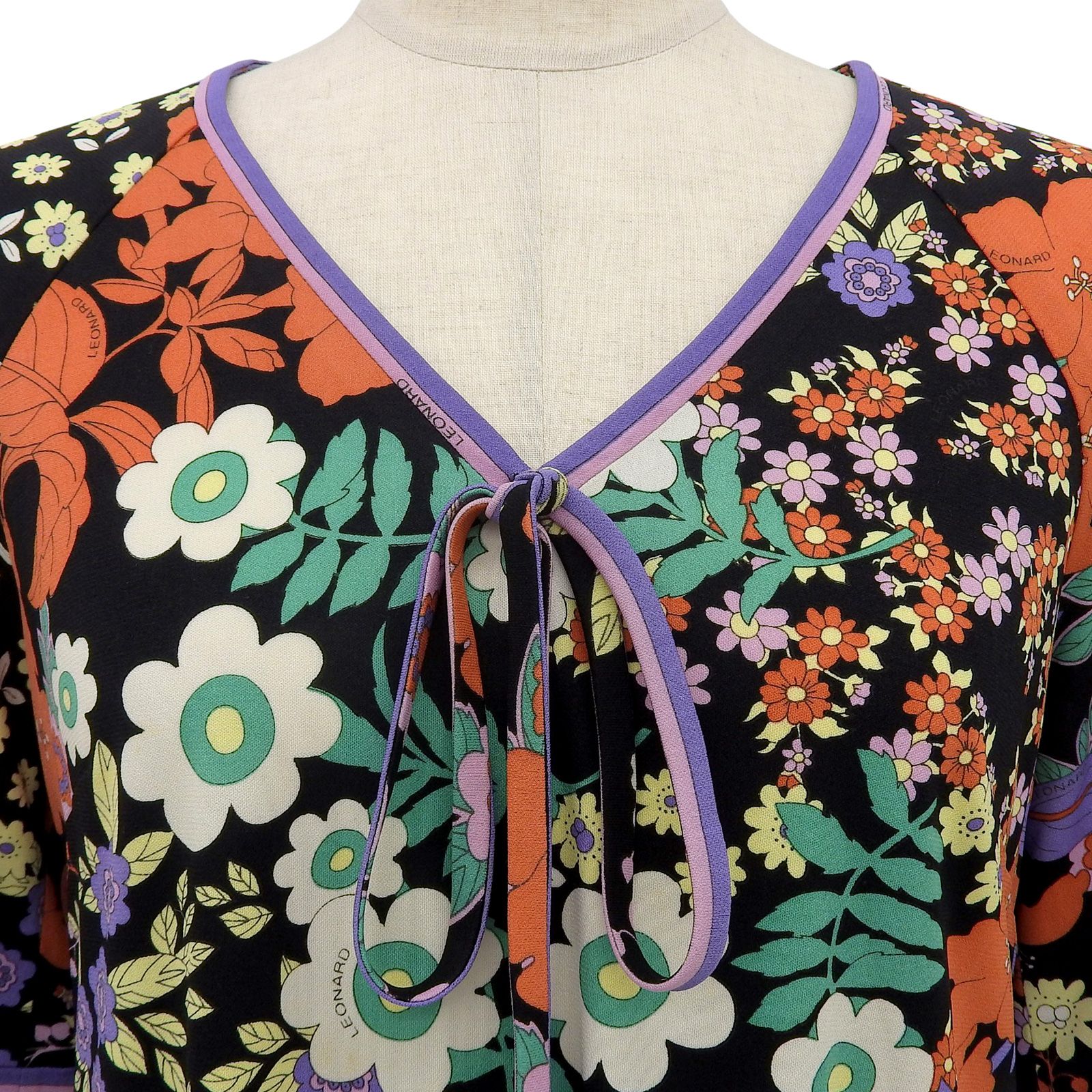 美品△LEONARD レオナール 花柄プリント リボン付き Vネック ショート