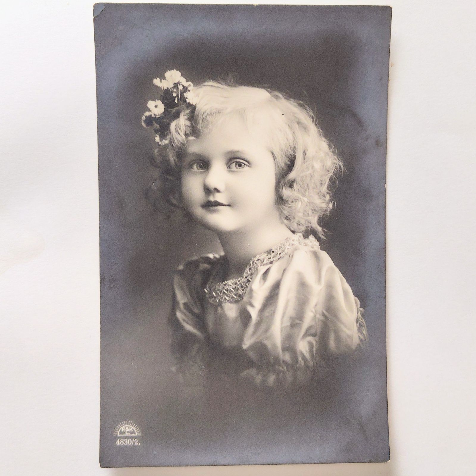 白いまなざし ― 花を宿す少女 フランス ヴィンテージ ポストカード