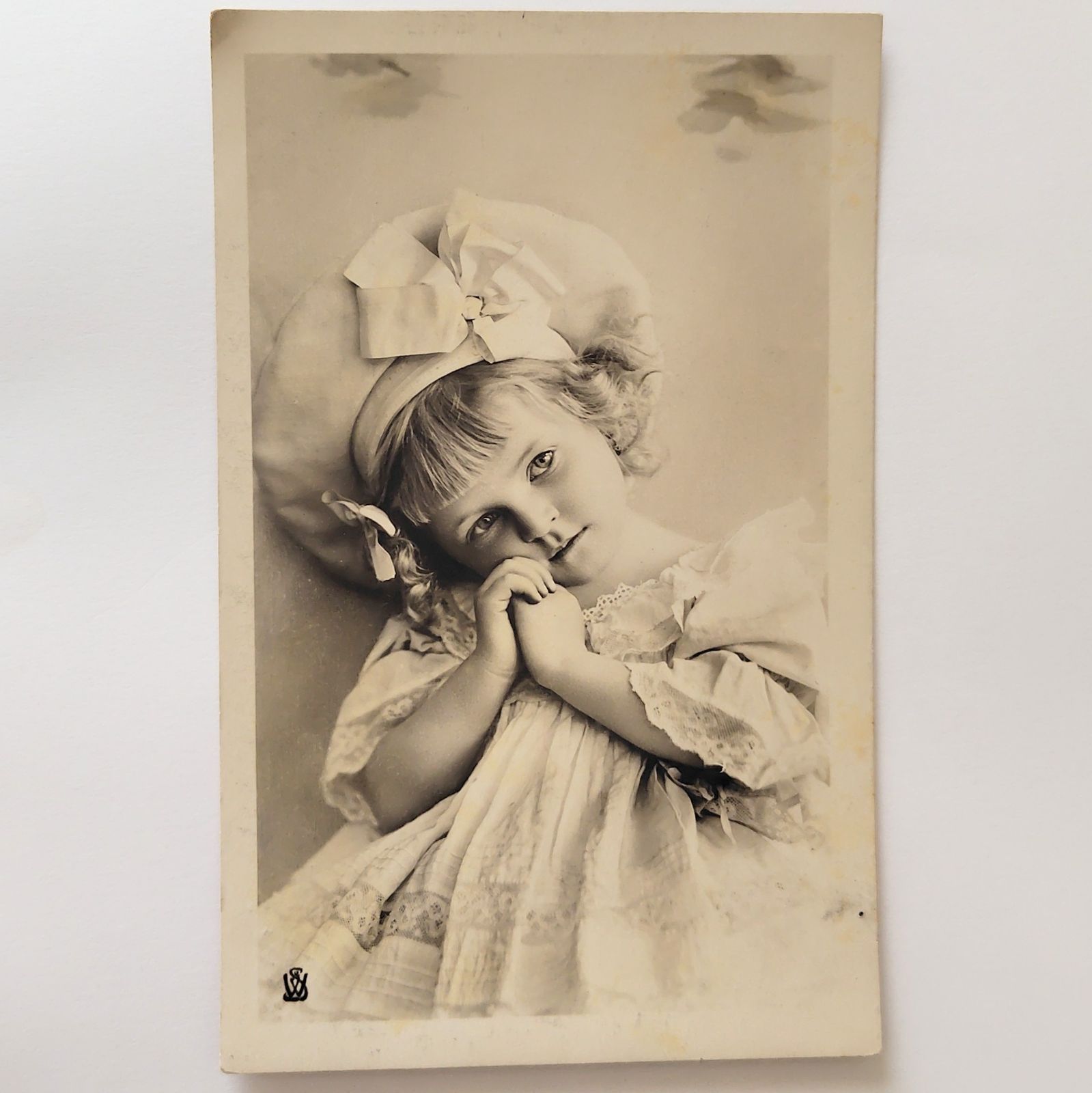 静かな仕草 ― 少女の肖像 フランス ヴィンテージ ポストカード