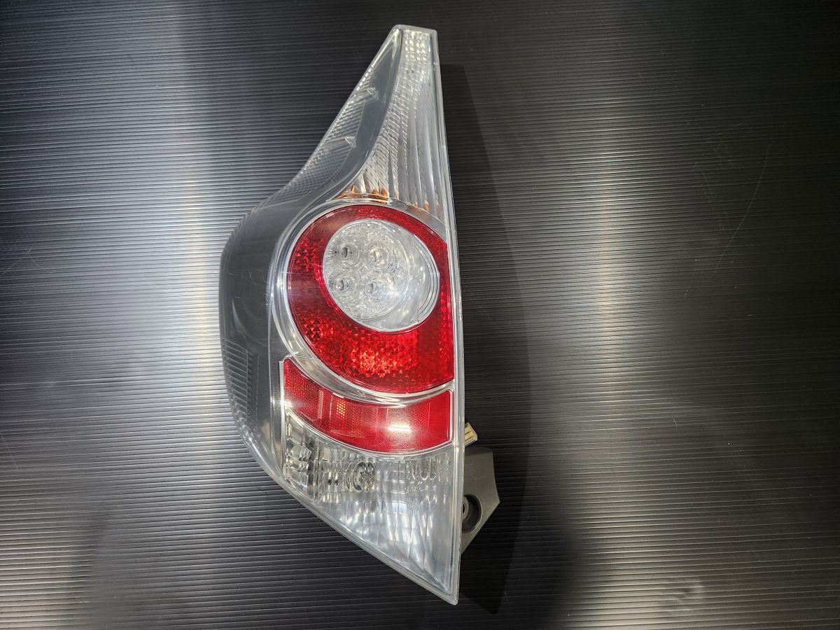 トヨタ NHP10 アクア 前期 純正 左テールランプ 助手席側 ジャンク