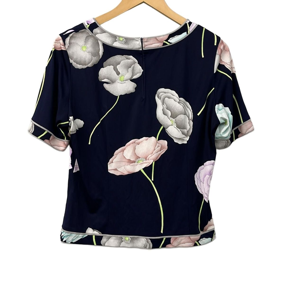 【LEONARD】美品レオナール 総柄 半袖カットソー 花柄 微光沢 ネイビーM LEONARD(レオナール) 半袖カットソー サイズLL レディース美品