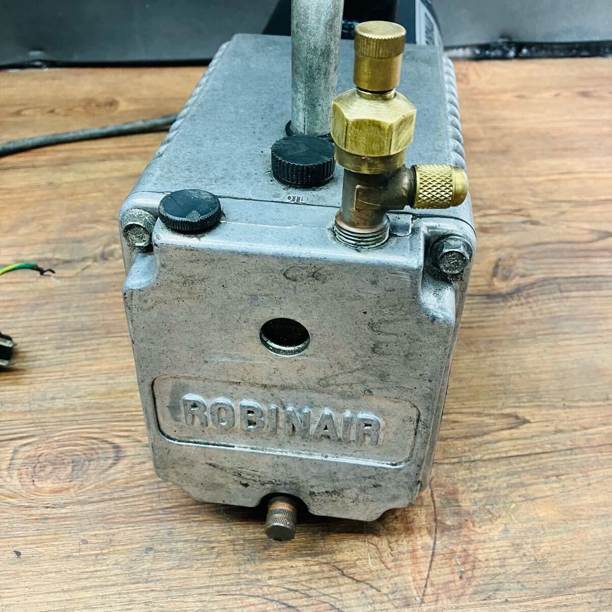 ROBINAIR ロビネア 真空ポンプ ハイバキュームポンプ 15133 【中古