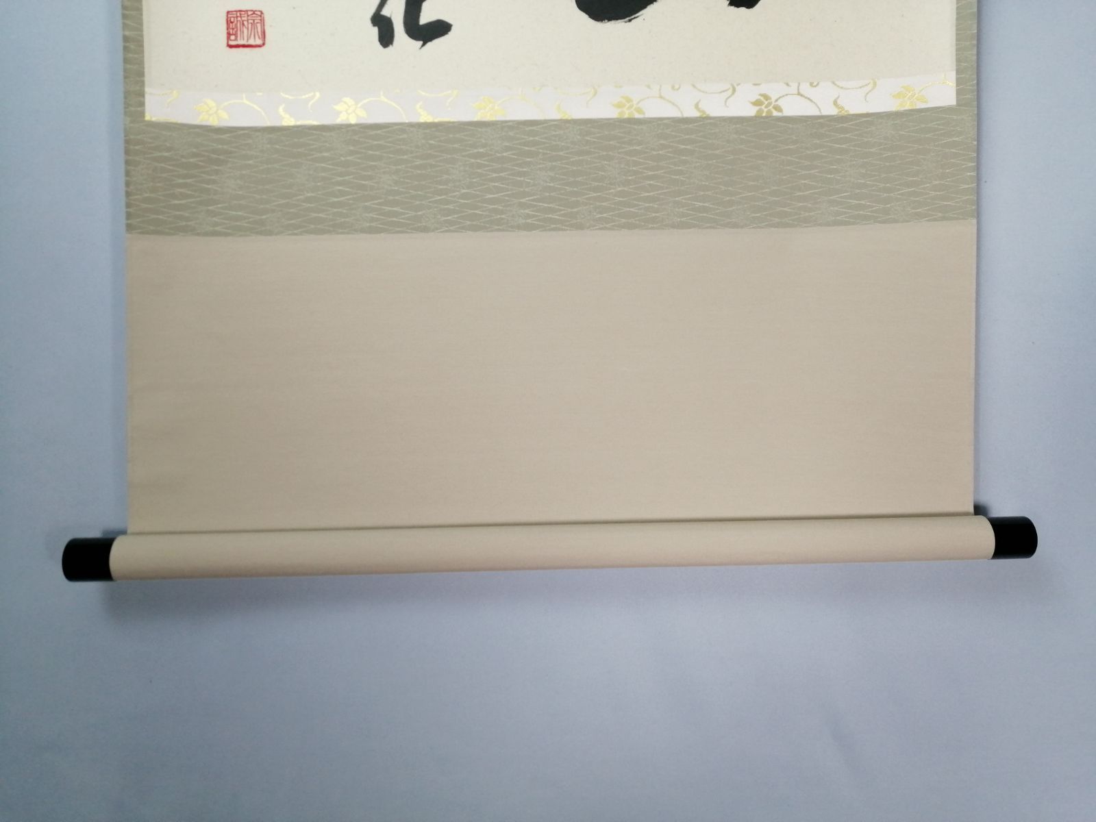 【茶道具】大徳寺 足立泰道和尚筆 『春入雲々花』横物　茶掛　掛軸 軸C164 茶道具】大徳寺 足立泰道和尚筆 『春入雲々花』横物 茶掛 掛軸 軸C164