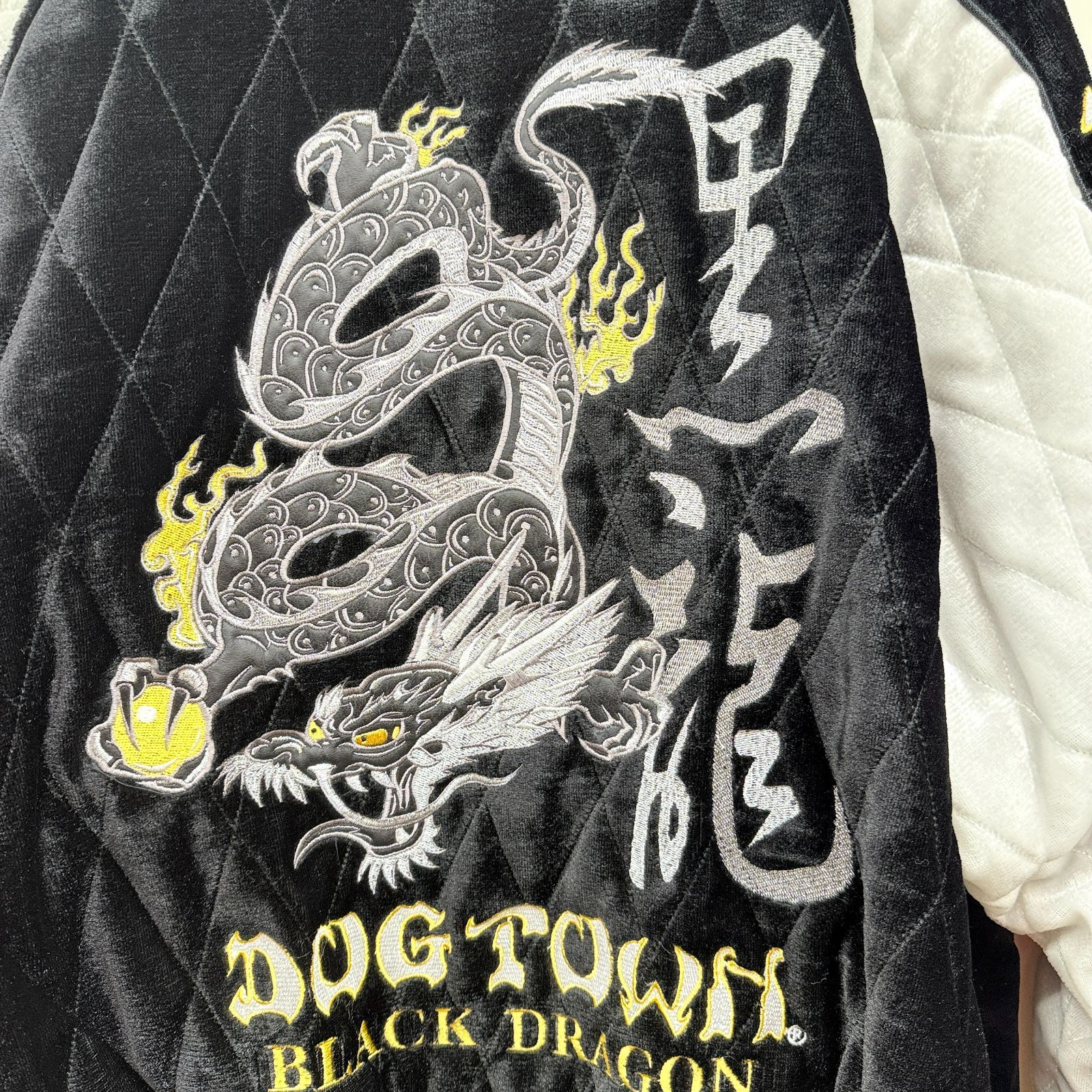 DOGTOWN　BLACK DRAGON　黒龍スカジャン △▽△0158 DOG TOWN BLACK DRAGON 黒龍 龍 刺繍 スカジャン ベロア調
