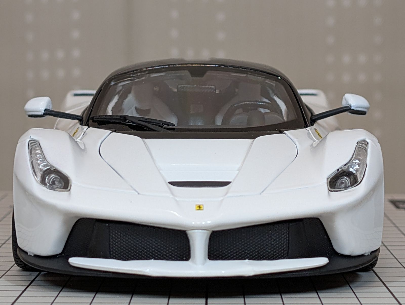 マイスト（Maisto）製のラフェラーリ（LaFerrari）1/18スケールダイ