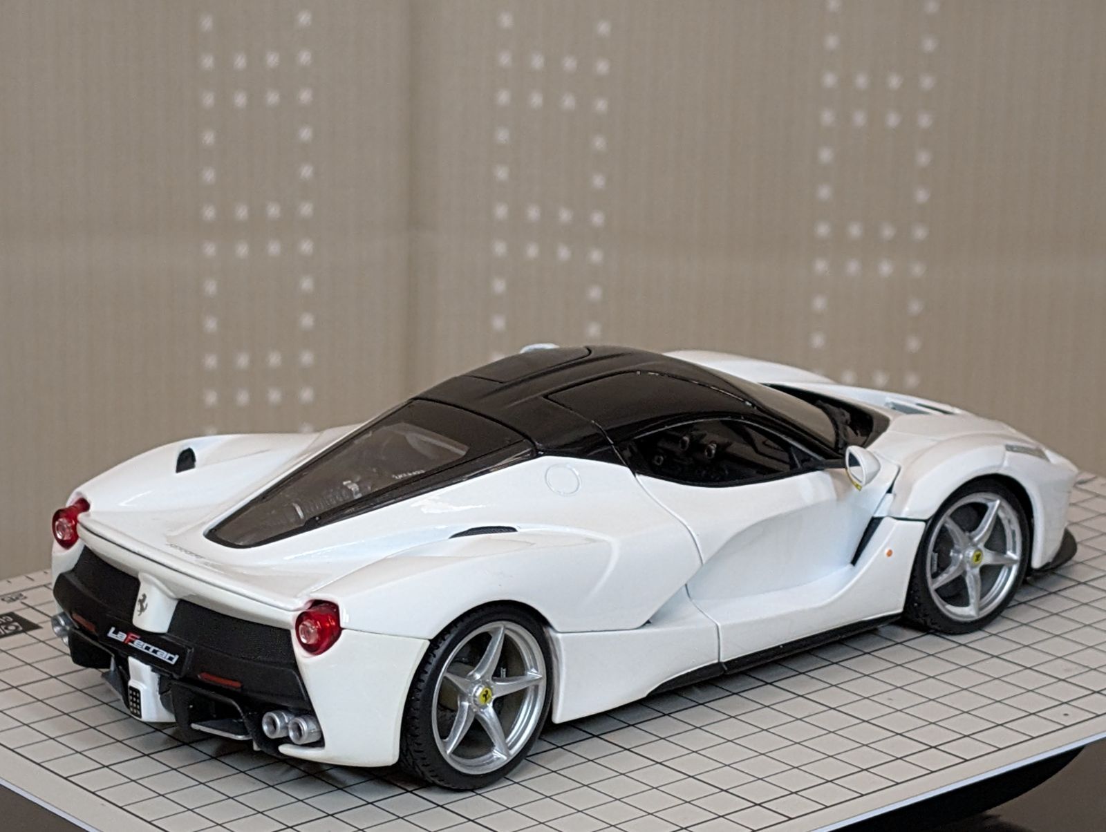 マイスト（Maisto）製のラフェラーリ（LaFerrari）1/18スケールダイ