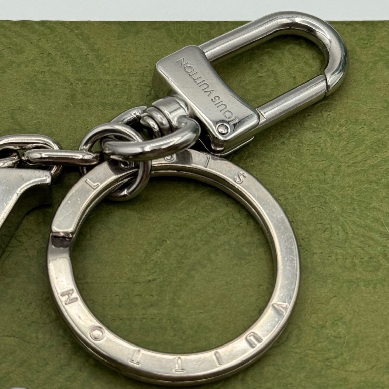 ルイヴィトン ポルト クレ イニシャル LV キーホルダー 1-107-15