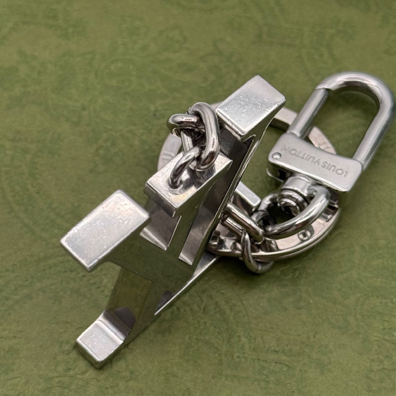 ルイヴィトン ポルト クレ イニシャル LV キーホルダー 1-107-15