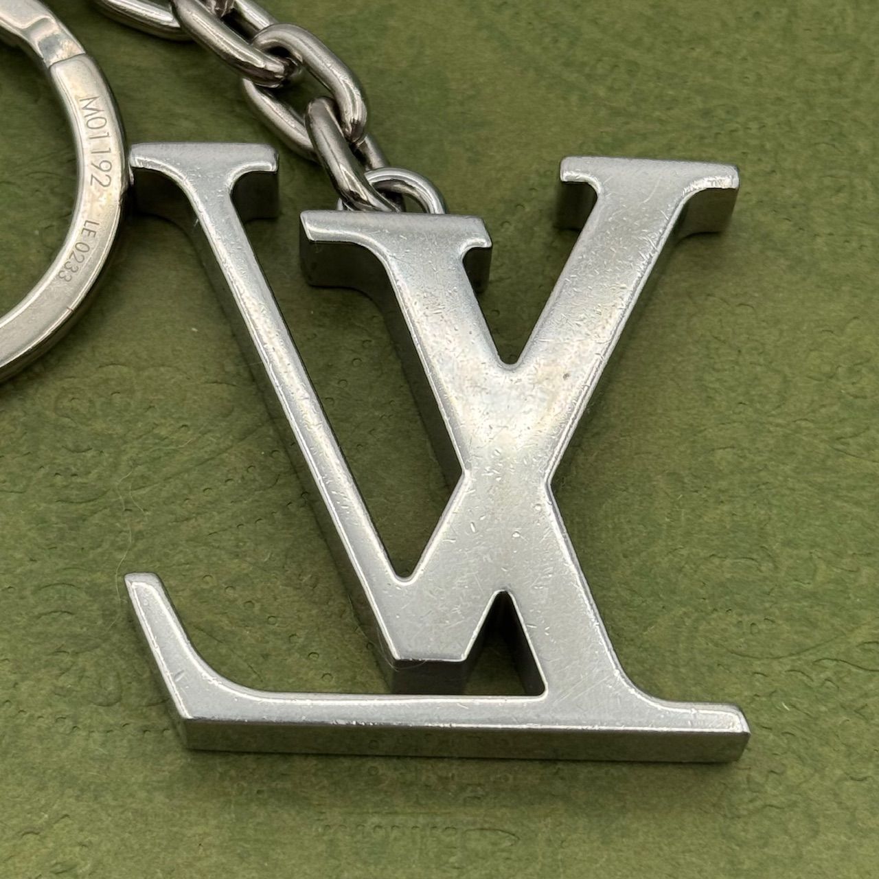 ルイヴィトン ポルト クレ イニシャル LV キーホルダー 1-107-15