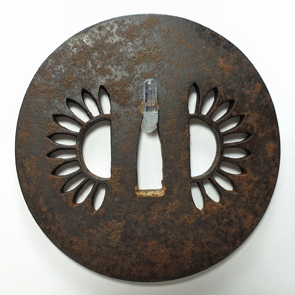 ☆大鐔 鉄地丸形割菊紋透鐔 無銘 両櫃孔 鋤残し角耳 碁石形 刀装具 拵