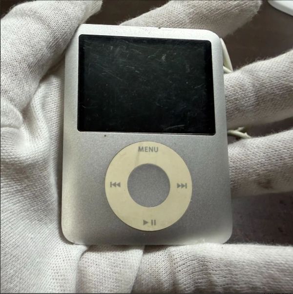 Apple iPod nano（第3世代）8GB USBケーブル付き　動作確認済 音楽プレイヤー】Apple iPod nano 第3世代 8GB シルバー 動作未確認