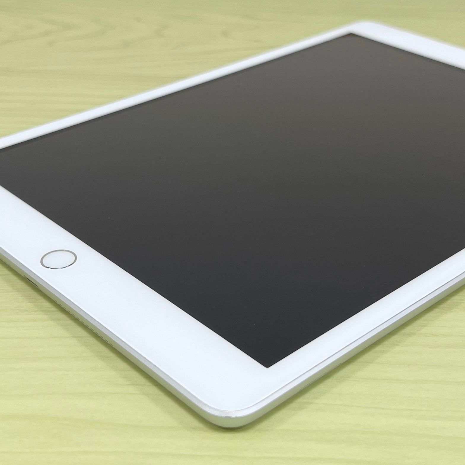 iPad 第7世代 32GB シルバー WiFi+Cellular - メルカリ