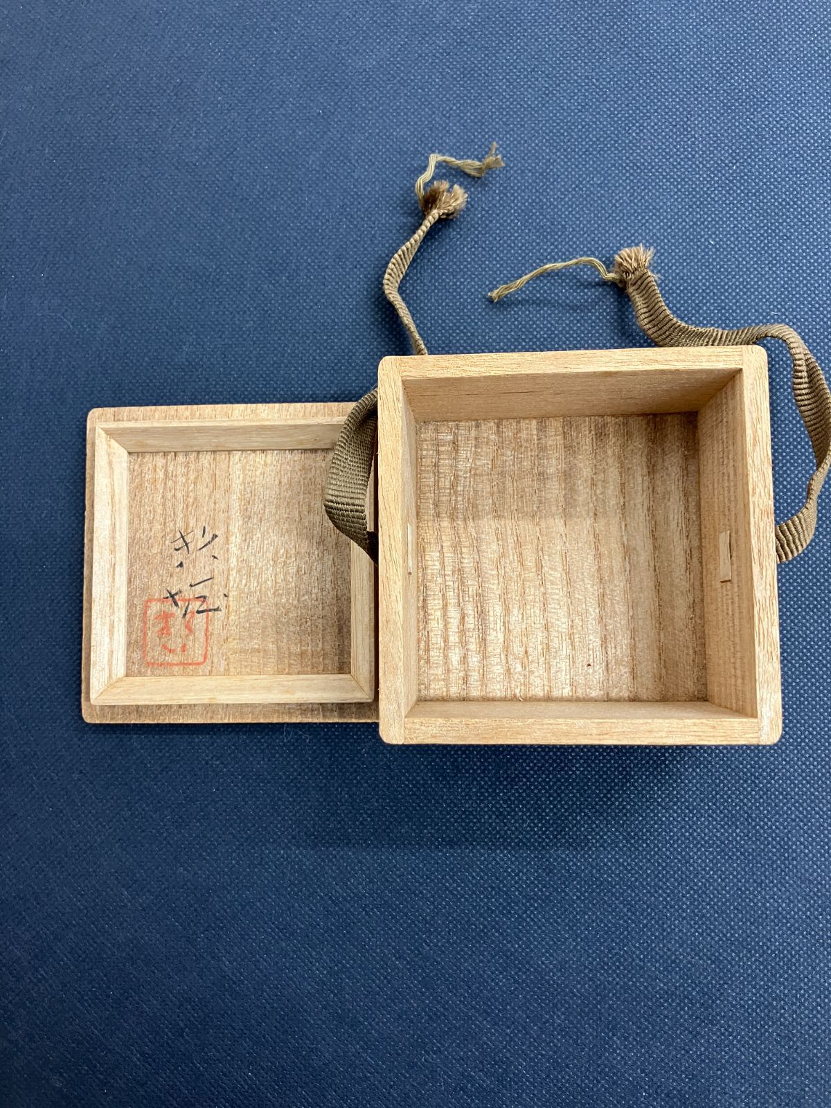 茶道具】木製 香合「鳩（ハト）」共箱 彩色 縁起物 八幡様 平和 鳥 木