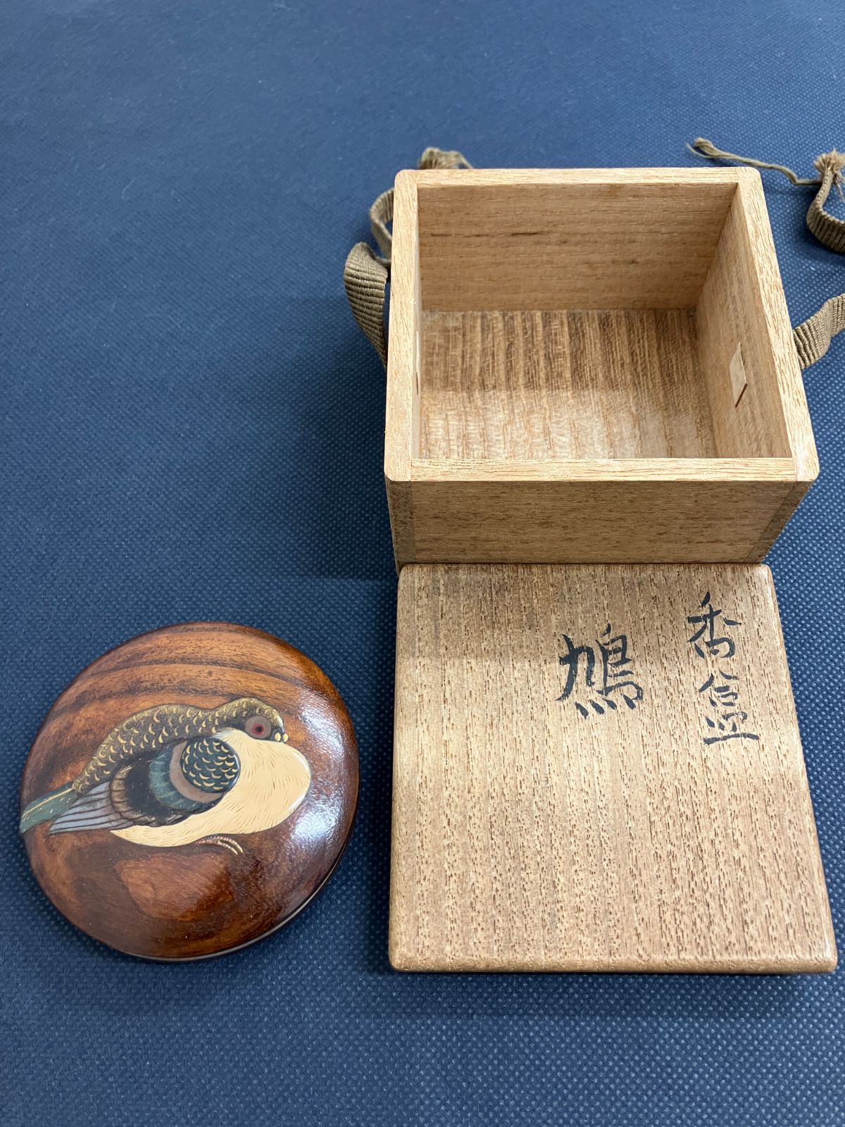 茶道具】木製 香合「鳩（ハト）」共箱 彩色 縁起物 八幡様 平和 鳥 木