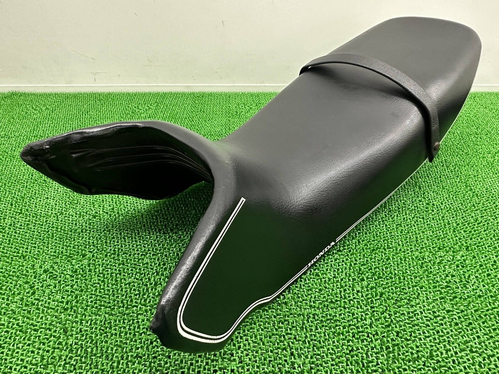 CX400ユーロ シート MC5 ホンダ 純正 中古 バイク 部品 NC08 CX400EURO 当時物 シートバンド 修復素材や張替えベースに 37 CX400ユーロ シート MC5 ホンダ 純正 中古 バイク 部品 NC08 CX400EURO
