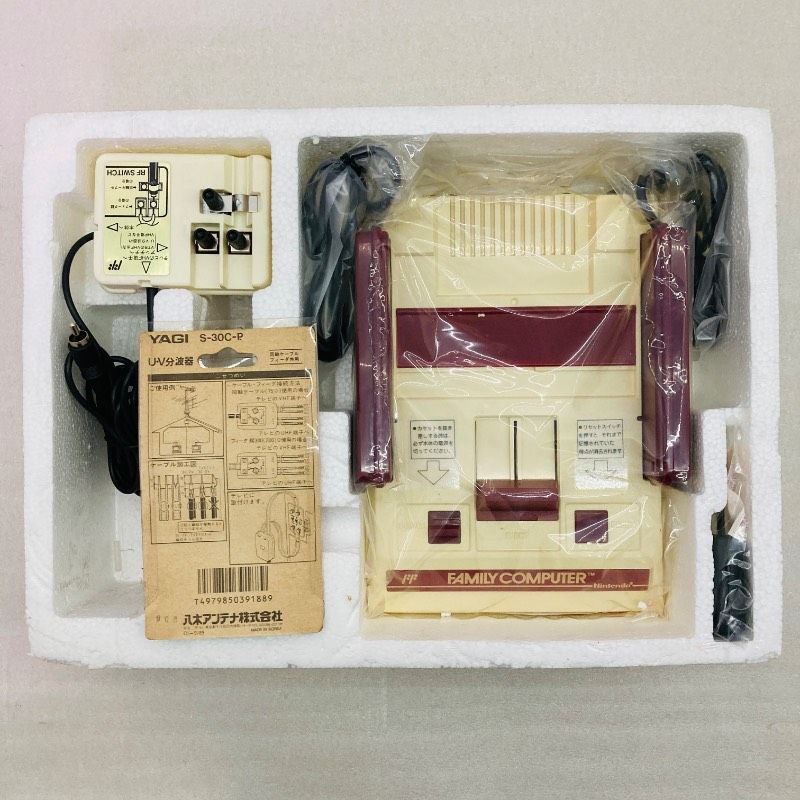 本体未使用品】【箱/取説有り】任天堂 ファミリーコンピュータ HVC-001