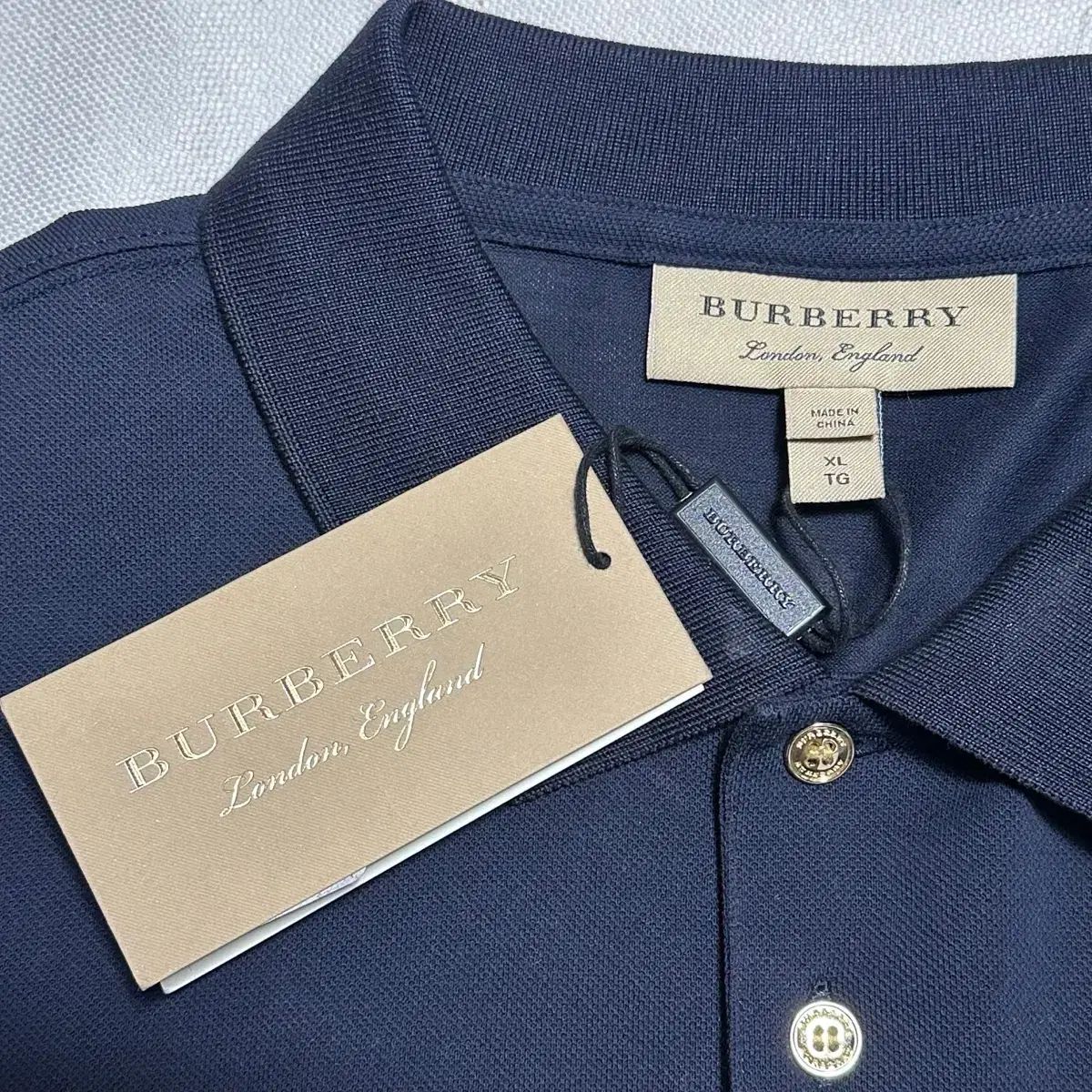 XL バーバリー ゴールドロゴ ネイビー カラ Tシャツ - メルカリ